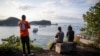 Des habitants regardent le lac Kivu, à Goma, le 17 novembre 2016.