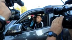 Yoan Orlando Milian hace una pausa para los medios de comunicación después de comprar un Toyota Land Cruiser 2011 en un lote del gobierno donde se venden autos usados, en La Habana, Cuba, el 25 de febrero de 2020.