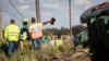 Des inspecteurs regardent un train accidenté près de Kroonstad, à 110 kilomètres de Johannesburg, le 4 janvier 2018.