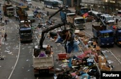 当局12月11号清除港府大楼外曾被示威者占领的一个地区