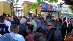 La gente se reúne afuera de un lote del gobierno donde se venden autos usados, en La Habana, Cuba, 25 de febrero de 2020.