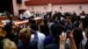 Miembros de la prensa y el público observan el proceso de conteo en la mesa de votación en el distrito South Horizons West en Hong Kong, China, 24 de noviembre de 2019.