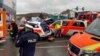 Vehículos de emergencia rodean la escena donde un conductor atropelló a más de 30 personas durante un desfile de carnaval en Volkmarsen, Alemania, el 24 de febrero de 2020.