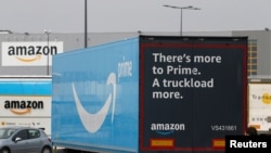 Un camión con el logotipo de Amazon Prime Delivery llega al centro logístico de Amazon.