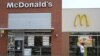 Una persona camina delante de un restaurante de la cadena McDonald's en Lima, Perú, uno de 29 locales de la empresa cerrados luego de la muerte de dos empleados. Diciembre 18 de 2019. Foto Reuters/Guadalupe Pardo.