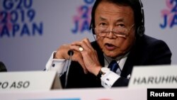 El ministro de finanzas japonés, Taro Aso, responde preguntas en la reunión anual del Fondo Monetario Internacional y el Banco Mundial en Washington, EE.UU., el 18 de octubre de 2019.