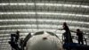 Trabajadores limpian el exterior de un avión en un hangar de la compañía de mantenimiento de la aerolínea Aeroman en San Luis Talpa, El Salvador. 29 de agosto de 2019. REUTERS/José Cabezas.