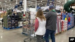 消费者经过科罗拉多州一间开市客的商品展示区。(2024年2月25日)