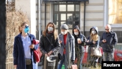 Las personas hacen cola antes de someterse a pruebas médicas para la enfermedad por coronavirus (COVID-19) en un laboratorio en Moscú, Rusia, el 26 de marzo.