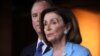 El presidente del Comité de Inteligencia de la Cámara de Representantes de EE.UU., Adam Schiff (D-CA), escucha a la presidente de la Cámara de Representantes, Nancy Pelosi (D-CA), en conversación con periodistas en la conferencia de prensa semanal de Pelosi en el Capitolio.