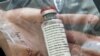  Una ampolla del medicamento Remdesivir es exhibida en una conferencia de prensa en el Hospital Universitario de Eppendorf (UKE) en Hamburgo, Alemania, 8 de abril de 2020.