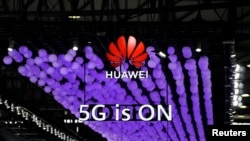 上海举行的世界移动通信大会上华为标识和5G的标志。(2019年6月28日)