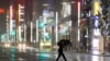 Un hombre cruza una calle en el distrito comercial Ginza bajo la lluvia provocada por el tifón Hagibis en Tokio, el sábado 12 de octubre de 2019. 
