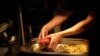 Un chef prepara comida vegana en la sección Green Grill del Green Vic, cuyo objetivo es ser el pub más ético del mundo, en Shoreditch, Londres, Gran Bretaña.