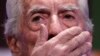 El escritor peruano Mario Vargas Llosa gesticula durante una conferencia de prensa y presentación de su nuevo libro "Tiempos recios" en Madrid, España, el 8 de octubre de 2019. AP/Manu Fernández.