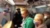 L'opposant russe Navalny attend en cellule de connaître son sort