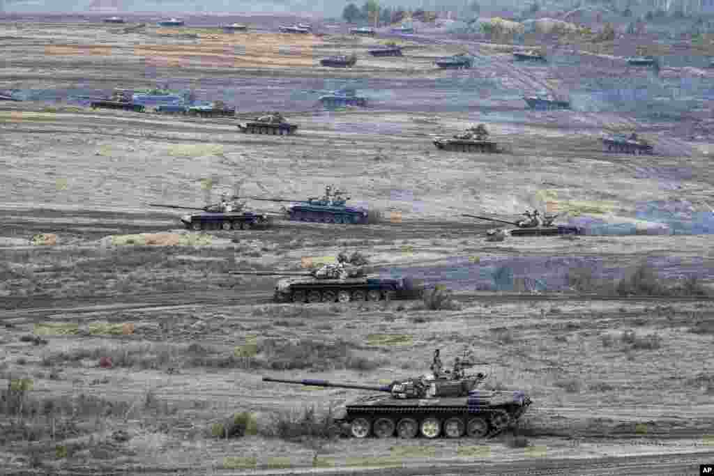 Tanks move during the Union Courage-2022 Russia-Belarus military drills at the Obuz-Lesnovsky training ground in Belarus, Feb. 19, 2022.&nbsp;Russia has deployed troops to its ally Belarus for sweeping joint military drills that run through Sunday, fueling Western concerns that Moscow could use the exercise to attack Ukraine from the north.