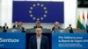 El cineasta ucraniano Oleg Sensov habla ante el Parlamento Europeo el 26 de noviembre de 2019.