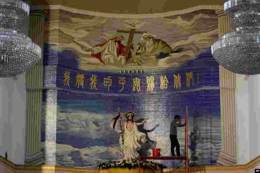 2018年3月28日，中国广东省汕头市汕头天主教堂，工人站在脚手架上，为复活节作准备。汕头教区88岁的的“地下”主教庄建坚被梵蒂冈要求让位给中国官方人选。