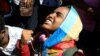 Una mujer sudanesa celebra un fallo que condenó a muerte a agentes de inteligencia por el asesinato de un profesor detenido en febrero durante las protestas que llevaron al derrocamiento del expresidente Omar al-Bashir. Omdurman, Sudán, diciembre 30 de 2019. Foto Reuters.