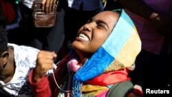 Una mujer sudanesa celebra un fallo que condenó a muerte a agentes de inteligencia por el asesinato de un profesor detenido en febrero durante las protestas que llevaron al derrocamiento del expresidente Omar al-Bashir. Omdurman, Sudán, diciembre 30 de 2019. Foto Reuters.