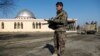Un soldado del ejército afgano inspecciona el sitio de un ataque en la base militar de EE.UU. en Bagram, al norte de Kabul, Afganistán, el 11 de diciembre de 2019.
