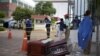 En la ciudad de Guayaquil, donde se concentra la mayor cantidad de contagios y fallecidos, en las últimas semanas se han registrado problemas para recoger cadáveres en hogares