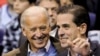 ARCHIVO - El ex vicepresidente de EE.UU. Joe Biden y su hijo Hunter asisten a un partido de la NCAA en Washington, el 30 de enero de 2010. Reuters/Jonathan Ernst. 
