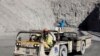 Un homme conduit un véhicule dans la mine Ngwarati de Zimplats à Mhondoro-Ngezi, Zimbabwe, le 30 mai 2014. (REUTERS/Philimon Bulaway)
