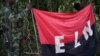 Los rebeldes del Ejército de Liberación Nacional sostienen una pancarta en las selvas del noroeste de Colombia, el 30 de agosto de 2017.