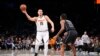 Nikola Jokic (15) de Denver passe le ballon contre l'attaquant de Brooklyn Noah Clowney (21), USA, le 29 octobre 2024.