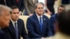 资料照片：美国财政部长贝森特(中)。2025年7月22日