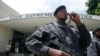 Des policiers montent la garde devant la Cour suprême à Kinshasa, le 18 novembre 2006.