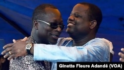 Sébastien Ajavon, patron des patrons, à droite, et le président Patrice Talon, tous deux candidats à la dernière présidentielle, s’embrassent pendant la campagne électorale, Cotonou, Benin, 2016. VOA/Janette Andande.