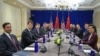 美国常务副国务卿兰道(Chris Landau，左起第四位)在纽约联合国大会期间会晤中国外交部常务副部长马朝旭(右起第三位）。(2025年9月25日)