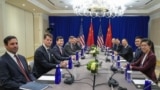 美国常务副国务卿兰道(Chris Landau，左起第四位)在纽约联合国大会期间会晤中国外交部常务副部长马朝旭(右起第三位）。(2025年9月25日)