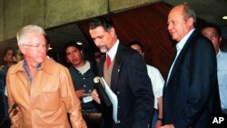 El líder del sindicato petrolero, Carlos Romero Deschamps, a la derecha, el Secretario de Trabajo, Carlos María Abascal, centro, y el director de Pemex, Raúl Muñoz Leos. (Archivo, año 2002). 