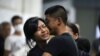 Los hijos del capitán Siriwiwat Sangprasita, una víctima del tiroteo perpetrado por un soldado en Tailandia, lloran en el hospital tras la muerte de su padre. Nakhon Ratchasima, Tailandia. Febrero 9, 2020. Reuters.