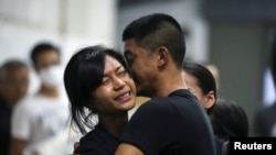 Los hijos del capitán Siriwiwat Sangprasita, una víctima del tiroteo perpetrado por un soldado en Tailandia, lloran en el hospital tras la muerte de su padre. Nakhon Ratchasima, Tailandia. Febrero 9, 2020. Reuters.