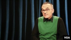 El galardonado cineasta Danny Boyle habla con la reportera de la VOA Penelope Poulou sobre la pelicula "T2 Trainspotting". (Photo. N. Pappadogiannakis / VOA) 
